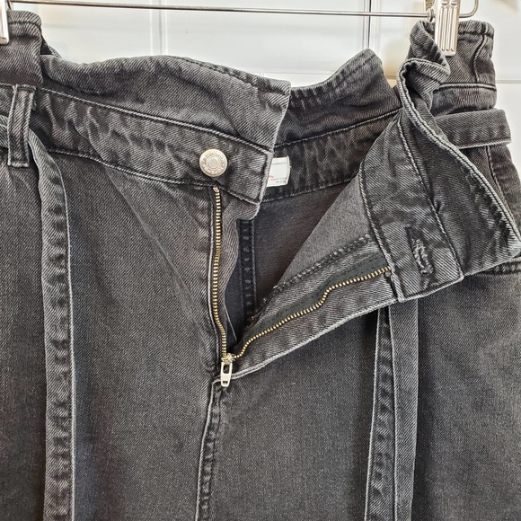 TOPSHOP | 100% COTTON HIGH WAISTED DENIM BLACK WASH MOM JEAN PAPER BAG SHORTS 12 - Picture 7 of 17